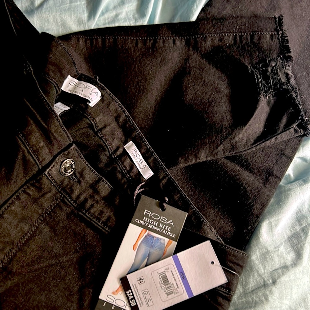 Brand NEW! Never worn. High rise, curvy, skinny ankle, black jeans.